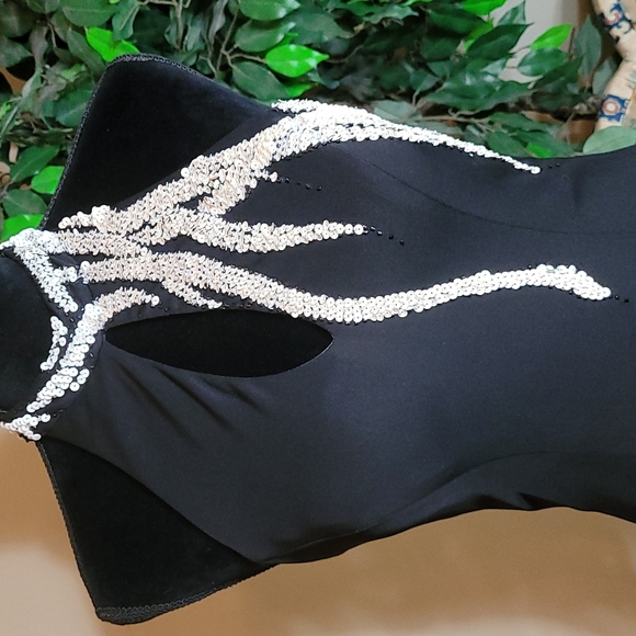 Stunning gown! - Picture 4 of 10